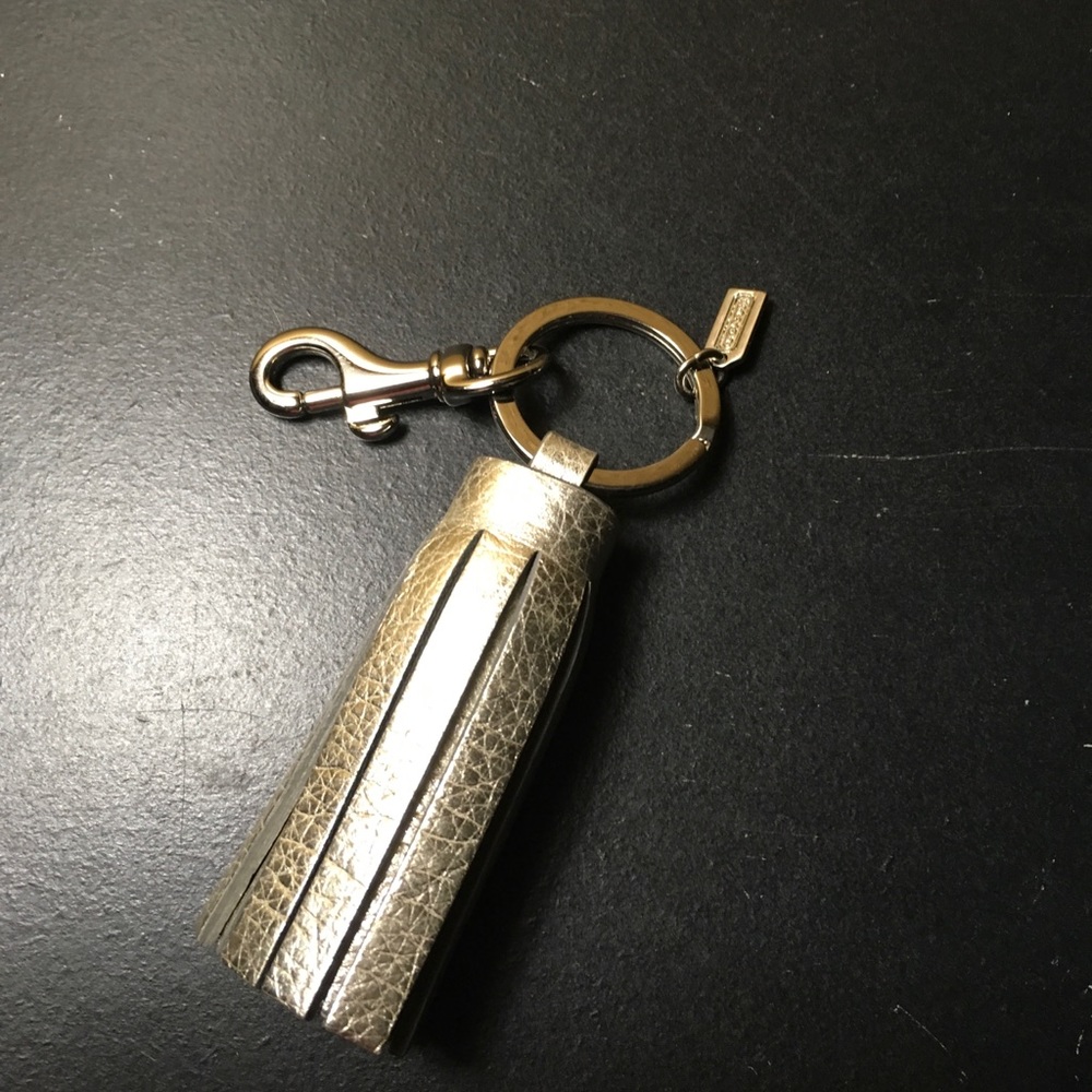 🔴 Coach Silver Leather Tassel Keychain